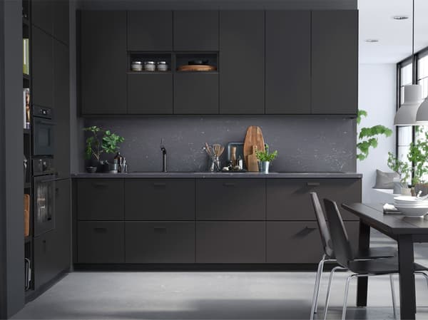 IKEA bekerja keras untuk tidak bertolak-ansur terhadap apa-apa dengan dapur KUNGSBACKA. Tidak apabila berkaitan dengan reka bentuk, kualiti, fungsi atau harga dan tidak terutamanya apabila berkaitan dengan aspek kelestarian.