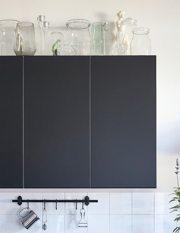 IKEA 주방 데코 아이디어로 주방 수납장 위 공간에 디스플레이를 완성해보세요. 입으로 불어서 만든 BERÄKNA/베레크나 유리꽃병과 유리촛대, 유리용기처럼 유리제품을 활용하는 것도 좋은 방법이에요.