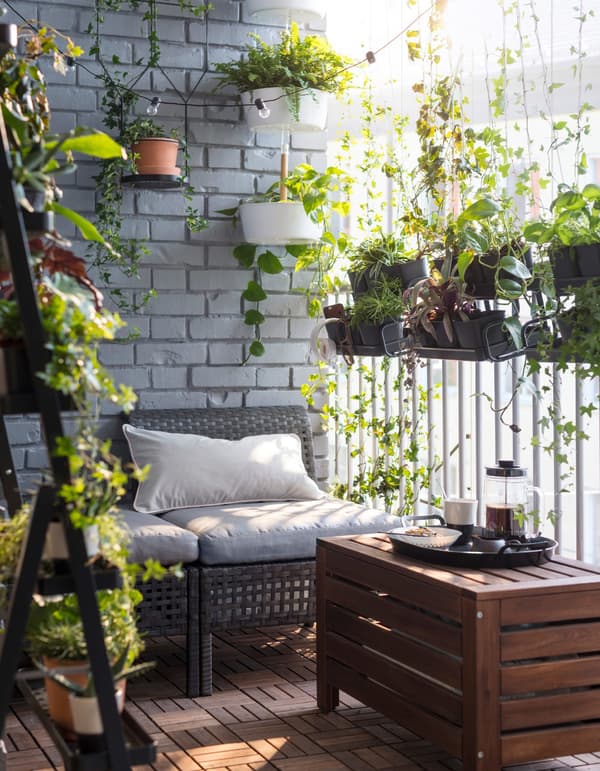 화초로 발코니를 바깥세상과 분리해보세요. 화이트 스틸과 대나무 막대 소재의 IKEA BITTERGURKA/비테르구르카 걸이화분에는 화분 4개를 담을 수 있어요. 여러 개를 일렬로 걸어주면 쉽게 완성할 수 있습니다.