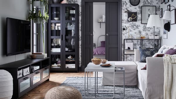 블랙 색상의 IKEA BRIMNES 브림네스 TV장식장과 선반 수납장이 SANDBACKEN 산드바켄 베이지 소파를 마주 보고 있는 거실.