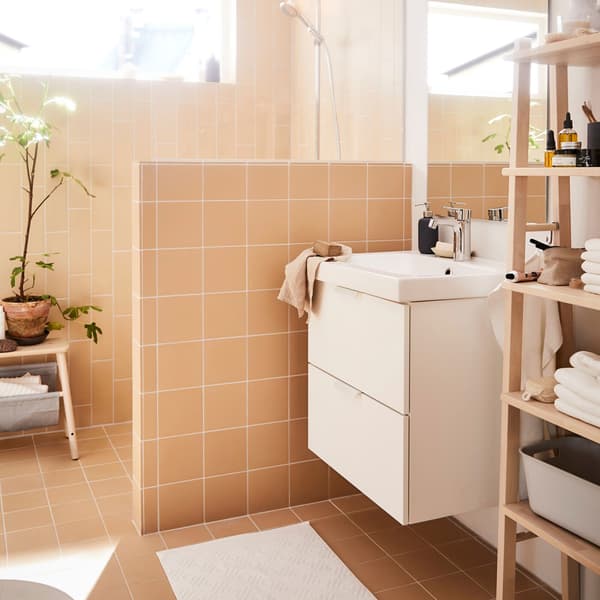 IKEA BROGRUND chrome-plated mesh showerhead series and VILTO birch storage series in a small sauna styled bathroom.