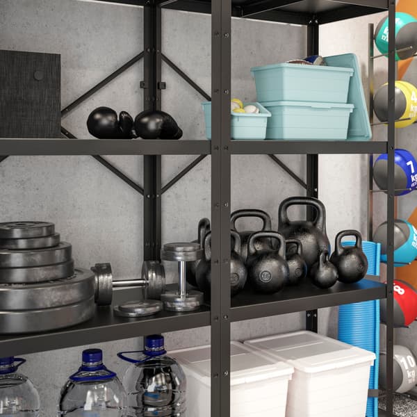 IKEA BROR hylla används som förvaring i ett gym för vikter.