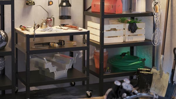 IKEA BROR hylla och rullvagn i ett garage med massa verktyg.