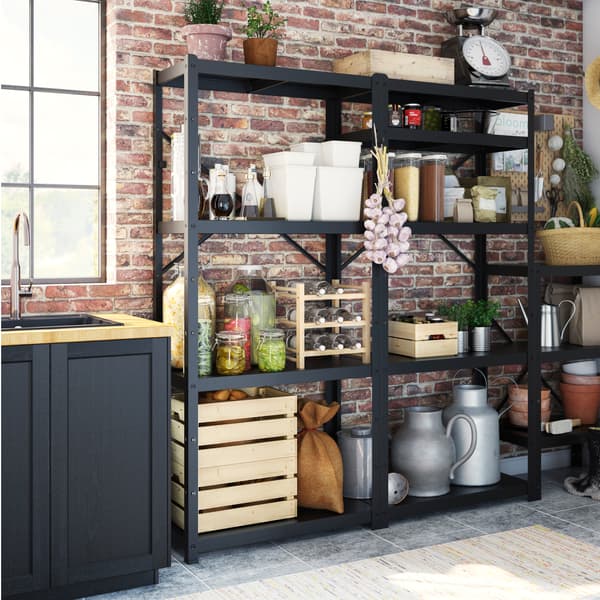 IKEA BROR hyllor används som öppen förvaring i ett kök i industriell stil med tegelväggar. 
