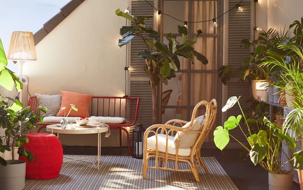 IKEA BRUSEN 3er-Sofa für draußen in Rot mit dem KROKHOLMEN Tisch und einem MASTHOLMEN Loungesessel