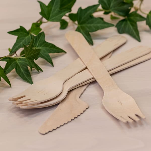 나무벤치에 놓여 있는 IKEA 일회용 나무포크와 칼