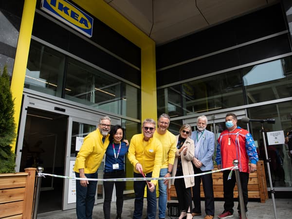 IKEA Canada coupent le ruban pour accueillir les clients au IKEA du centre-ville de Toronto.