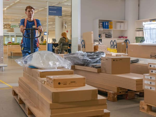 IKEA Damansara coworkers are ready to deliver customers' items