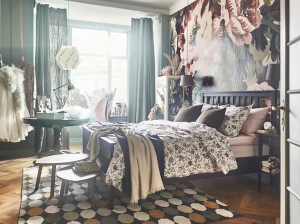 IKEA DUNVIK divan bed topped with cotton SPRÄNGÖRT floral quilt cover and pillowcase.