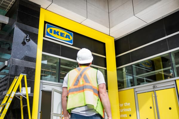IKEA Eingang mit Bauarbeiter im Bild