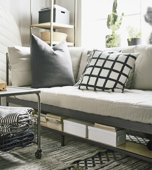 작은 아파트에서는 공간 절약형 가구가 완벽한 솔루션이 될 수 있어요. 베이지 색상 스틸 소재의 IKEA EKEBOL/에케볼 소파는 아래와 뒤쪽에 선반이 있어 많은 물건을 수납할 수 있어요.
