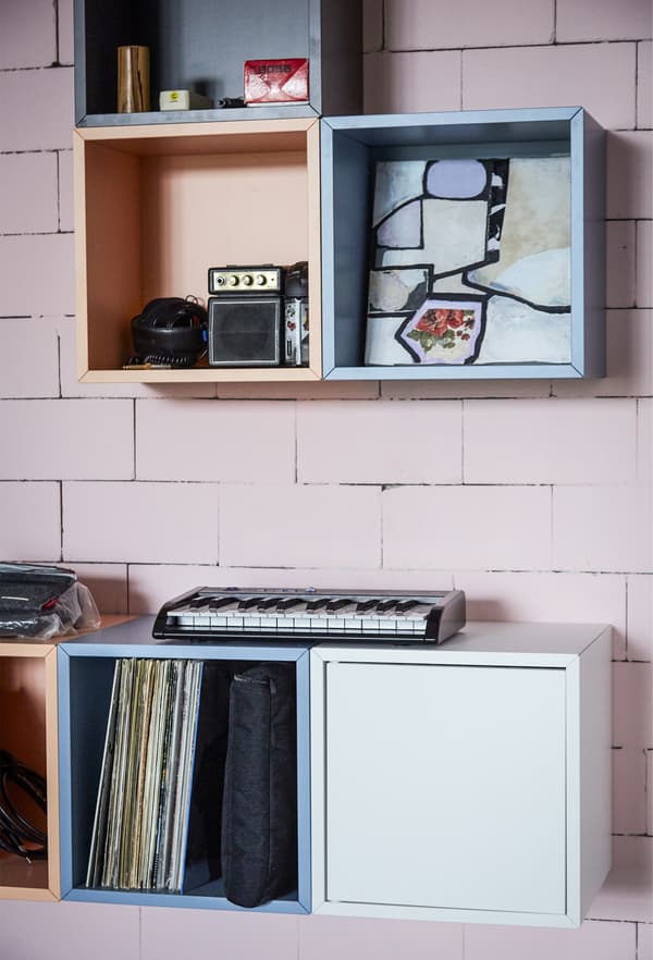 IKEA EKET kaxa ireki eta itxiak pastel kolorean, adreilu arrosa argi batean muntatuta.