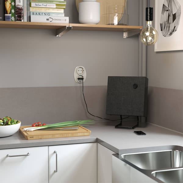 작은 정사각형 모양의 블랙 IKEA ENEBY 에네뷔 Bluetooth® 스테레오 스피커를 주방 코너 조리대 위에 둔 모습