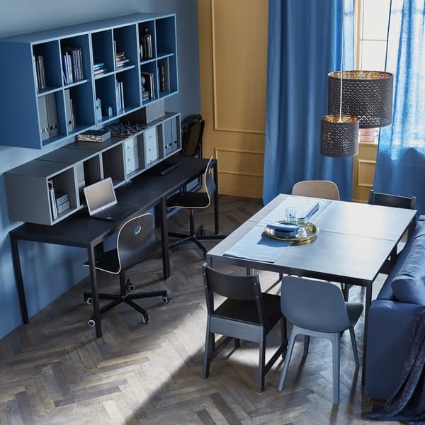 좋아하는 장식품을 진열하고 싶다면, IKEA FABRIKÖR/파브리셰르 그레이 유리도어수납장을 사용해보세요. 유리도어가 아끼는 물건을 멋지게 보여줄 뿐 아니라 깨지기 쉬운 유리제품이나 소중한 물건을 보호해줘요.