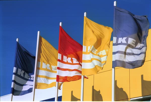 IKEA Fahnen in den Farben blau, gelb und rot wehen im Wind.