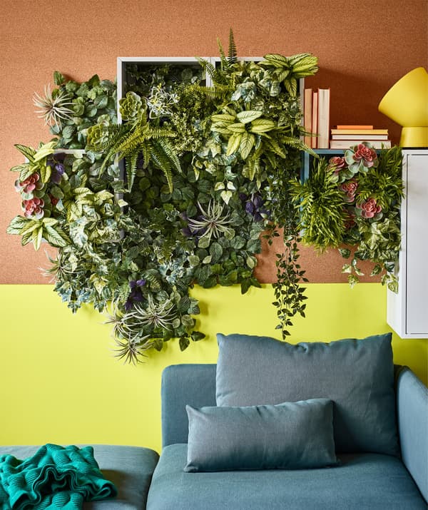 햇빛이나 원예 기술이 부족하다면, 다양한 IKEA 인조식물과 조화를 고려해보세요. FEJKA/페이카 인조 관엽식물은 플라스틱 재질로 실내와 야외에 둘 수 있고, 쉽게 잘 닦입니다. IKEA는 여러 종류의 인조 관엽식물들로 소파 위에 그린 벽을 만들었어요.