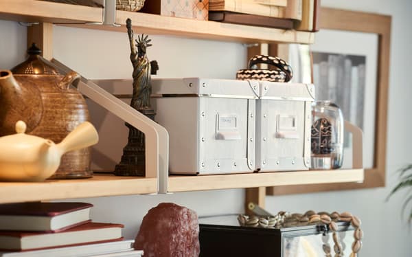 IKEA FJÄLLA/피엘라 수납상자를 선반에 두어 작은 소품이나 서류에 먼지가 쌓이지 않도록 보관해보세요.
