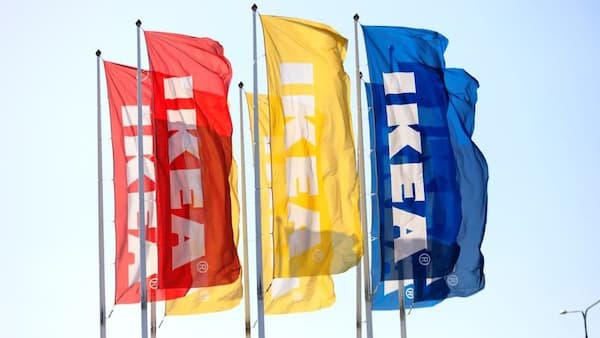 IKEA flaggor i rött, vitt och blått