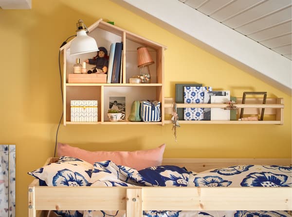 소나무로 만든 IKEA FLISAT 플리사트 인형의 집이 벽에 걸려 2층 침대 위 장난감 수납공간으로 활용된 모습