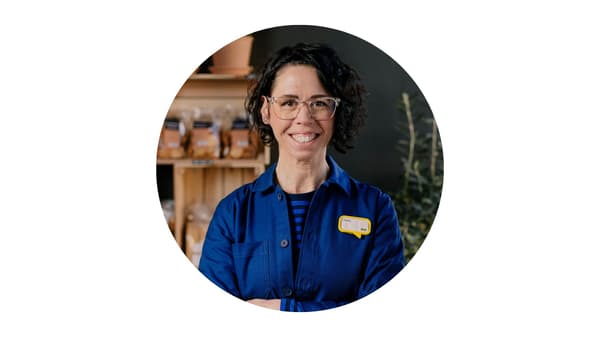 IKEA företagsinredare står i en spansk delikatessbutik och ler mot kameran.