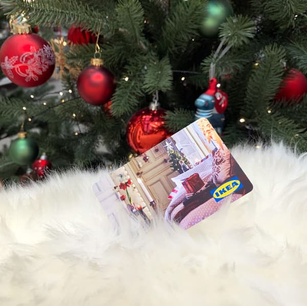 IKEA Geschenkkarte mit weihnachtlichem Hintergrund