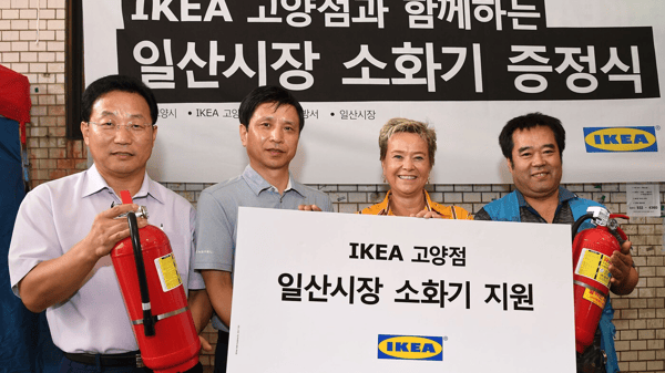 IKEA Goyang donates fire extinguishers to traditional markets in Goyang