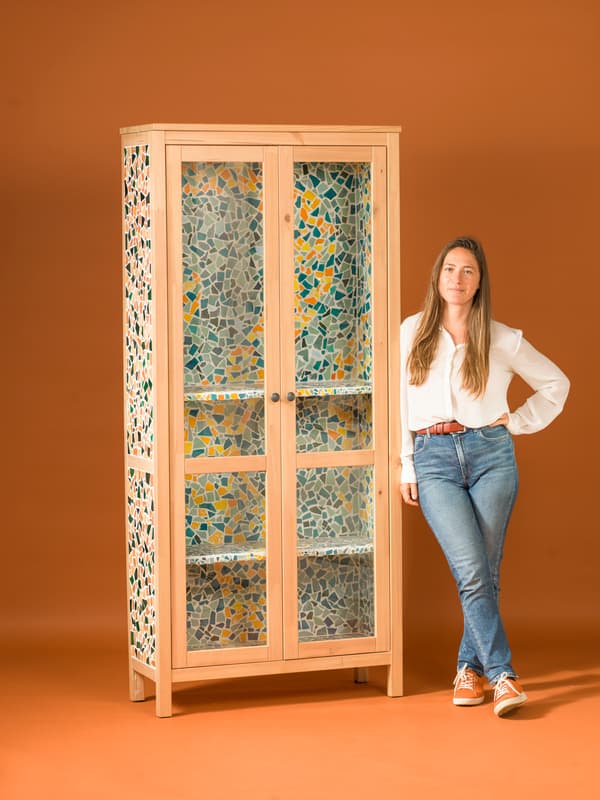 IKEA Groningen met de Nederlands-Israëlische kunstenaar en ontwerper Tamar Yogev (33). Ze steekt de HEMNES vitrinekast in een nieuw jasje door middel van mozaïek.