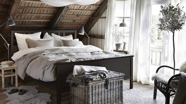 IKEA har rustikke soveværelsesmøbler, bl.a. HEMNES sengestel af bæredygtigt indkøbt massiv fyr med sortbrun bejdse. Stellet er robust med traditionelle detaljer og udstråler godt håndværk.