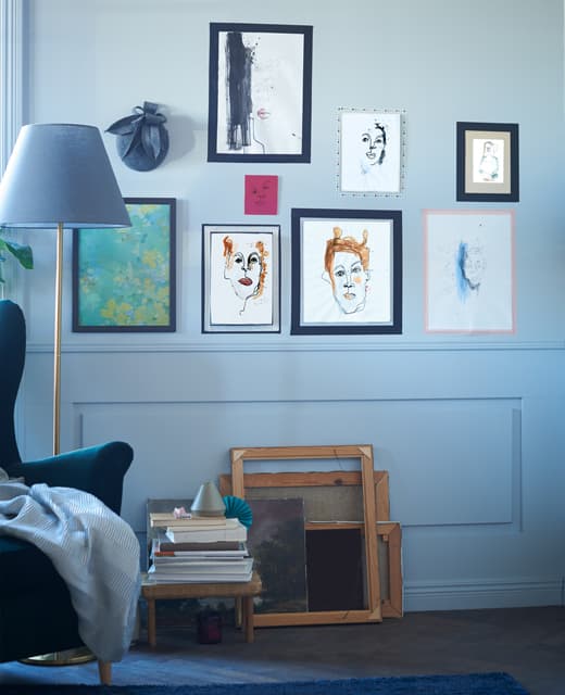 IKEA has a big selection of picture frames, such as FISKBO in black. On this small living room wall we worked with a mixture of washi tape frames and real frames. Just use a 10 m roll of IKEA GIVANDE tape in black!