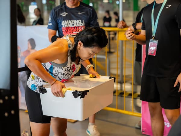 IKEA HEJ-FIT Challenge participant at the KUGGIS box row station