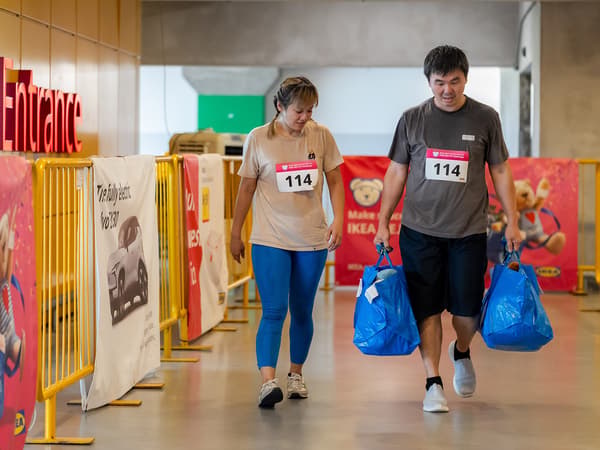 IKEA HEJ-FIT Challenge participants at the 120m FRAKTA Carry that leads to a 100kg loading onto a fully electric VOLVO EX30