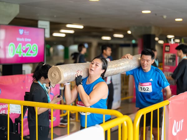 IKEA HEJ-FIT Challenge participants carrying a LOHALS rug