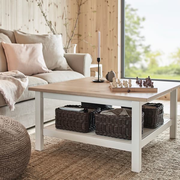 IKEA HEMNES dohányzóasztal, sötétbarna fonott kosarakkal.