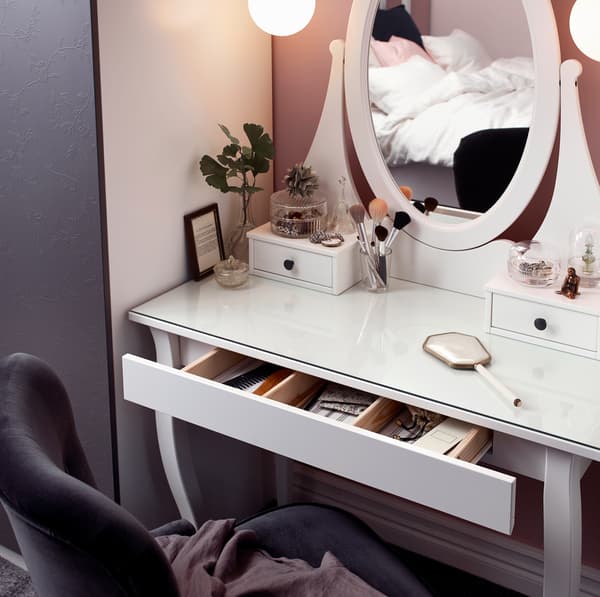 IKEA HEMNES white vanity dressing table comes with an oval-shaped mirror and two little drawers on top to store small makeup and accessories. The deep drawer below has 3 wood coloured dividers to help organise your things.