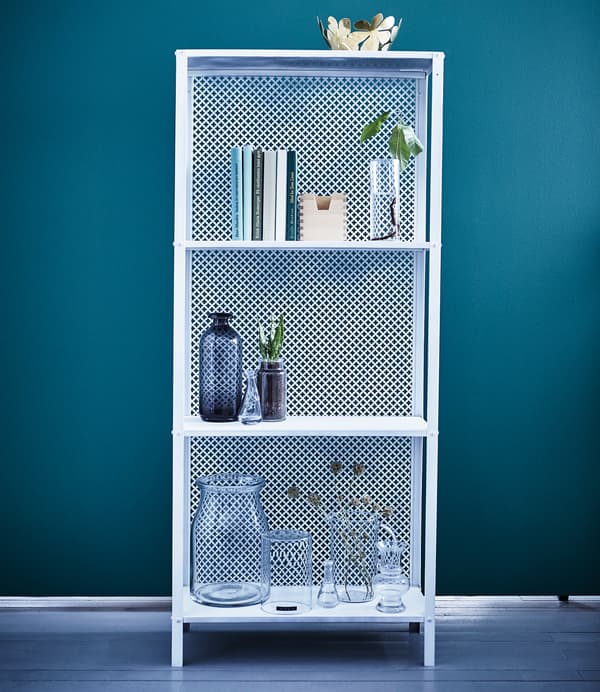 IKEA HYLLIS apalategi zuria, liburu, landare eta beirazko loreontziekin dekoratuta.