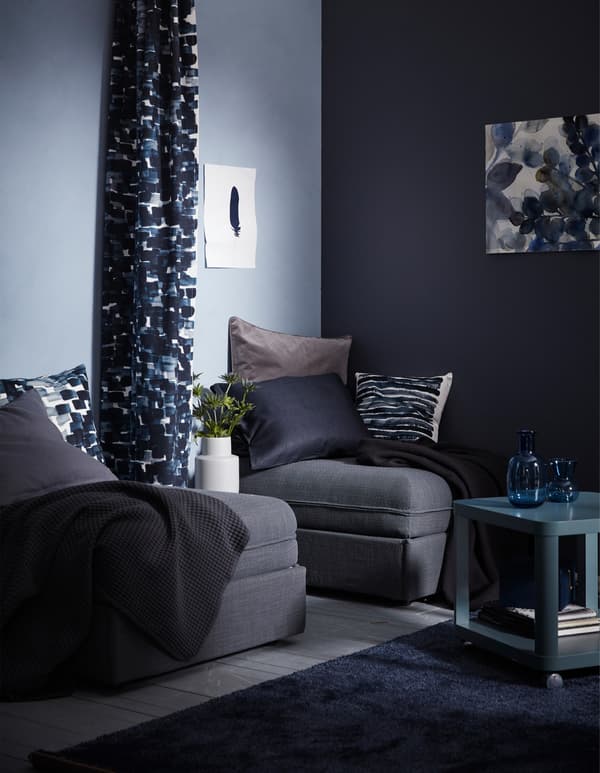 패브릭으로 실내칸막이를 만들어보세요! IKEA에는 블루 체크 패턴이 그려진 IKEA STOCKHOLM/스톡홀름을 비롯해, 길게 늘어뜨린 실내칸막이로 사용할 수 있는 다양한 종류의 패브릭 제품이 있어요. 천장에 커튼봉을 설치하고, 패브릭을 달아주면 완성된답니다.