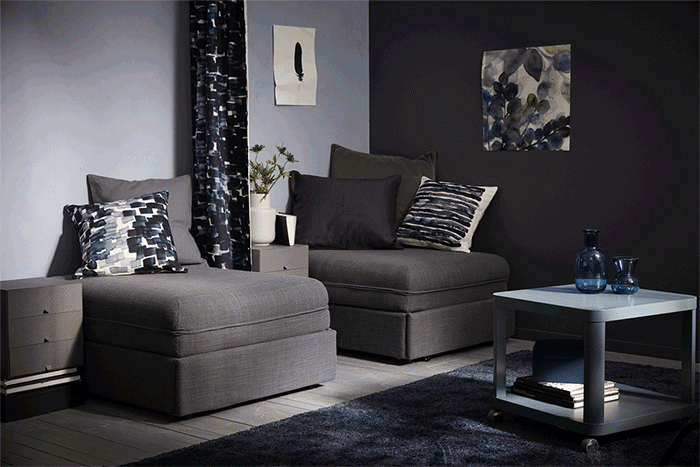 패브릭으로 실내칸막이를 만들어보세요! IKEA에는 블루 체크 패턴이 그려진 IKEA STOCKHOLM/스톡홀름을 비롯해, 길게 늘어뜨린 실내칸막이로 사용할 수 있는 다양한 종류의 패브릭 제품이 있어요. 천장에 커튼봉을 설치하고, 패브릭을 달아주면 완성된답니다.