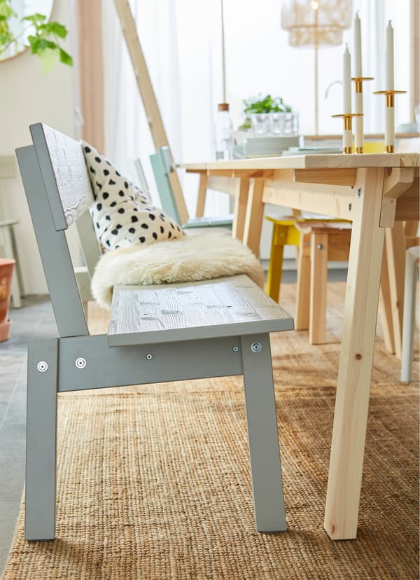 IKEA INDUSTRIELL مقعد خشب بلون رمادي فاتح.