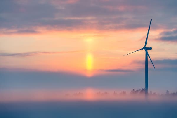 IKEA ist Partner von COP 26; ein Windrat steht in einer nebligen Landschaft.