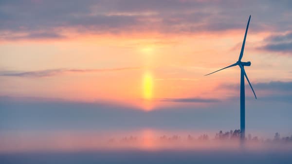 IKEA ist Partner von COP 26; ein Windrat steht in einer nebligen Landschaft.