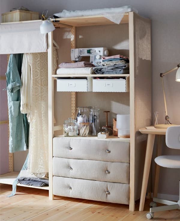 바느질을 좋아하시나요? 내가 꾸민 수납장에 재봉틀과 바느질 도구를 보관해보세요. IKEA IVAR/이바르 수납시스템의 옆면과 뒷면에 커버를 씌우고 각 서랍마다 패브릭을 더해주면 완성이에요!