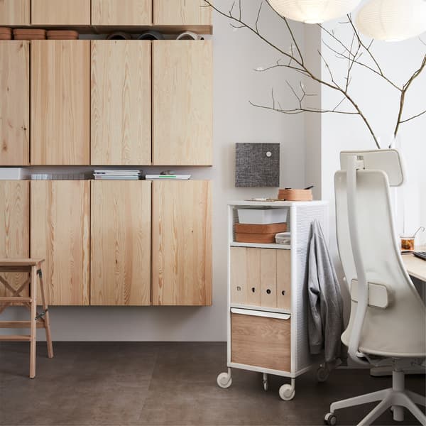 IKEA IVAR fenyő faliszekrény, fehér görgős tárolókkal és forgószék.