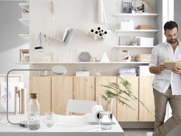 IKEA IVAR skåp i en ljus och luftig kontorsmiljö.