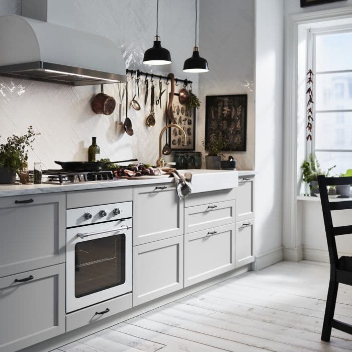 IKEA-keittiössä on vaaleanharmaat LERHYTTAN-ovet.