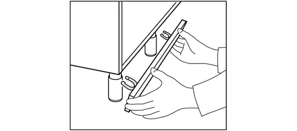 IKEA keukenkast plinten installeren.