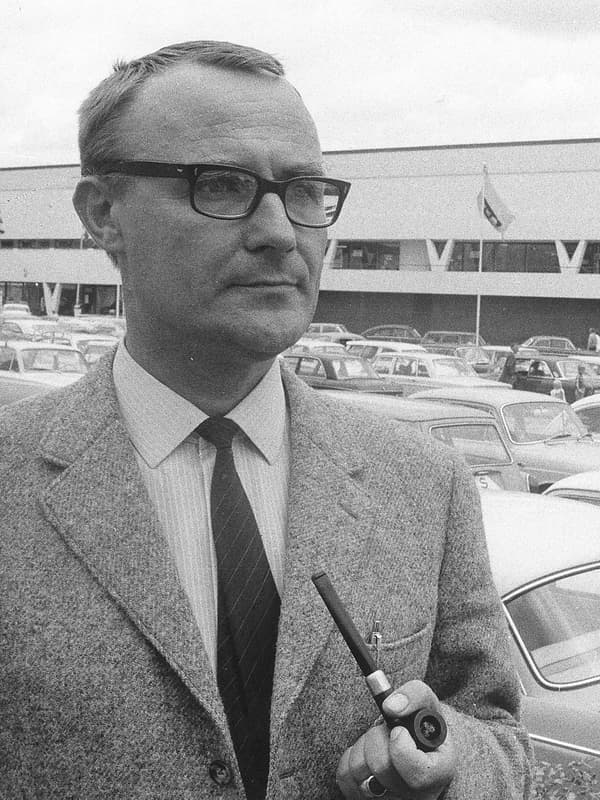 IKEA-ko fundatzaile Ingvar Kamprad pipa bat erretzen Älmhult-en eraiki zen lehenengo IKEA dendako aparkalekuan.