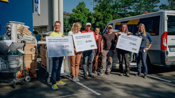 IKEA Köln-Godorf Team übergibt Möbel und Küchen an die 