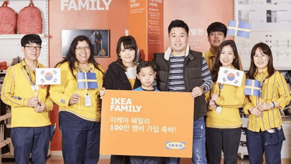 IKEA Korea presented an IKEA gift card worth KRW 1 million to the customer who joined IKEA FAMILY as the 1 millionth member at the IKEA Gwangymyeong store