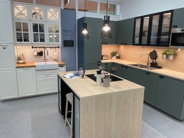 IKEA Küchenplanung mit Kochinsel und stilvoller Kombination aus weißen und dunkelgrünen Küchenelementen.