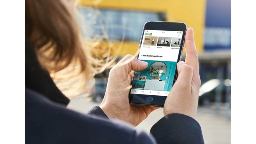 Ikea Kundin scrollt auf ihrem Handy durch die Ikea website